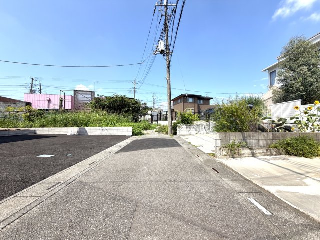 越谷市平方第５　新築戸建の前面道路含む現地写真|前面道路は交通量が少なく静かな環境。お子様やペットの移動も安心です。