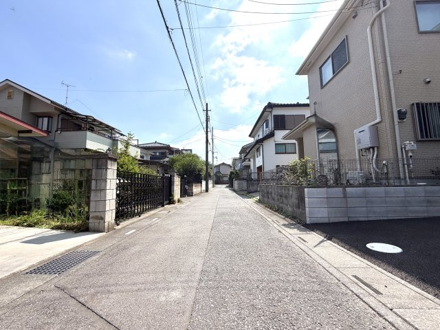 越谷市平方第５　新築戸建の前面道路含む現地写真|見通しが良く整備された前面道路。周辺は落ち着いた住宅街が広がっています。