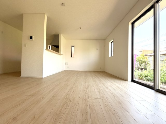 越谷市平方第５　新築戸建の居間・リビング|自然光が差し込む明るいリビング。インテリアの配置もしやすい整った間取りです。