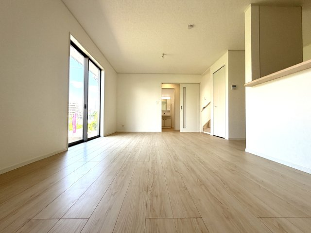 越谷市平方第５　新築戸建の居間・リビング|落ち着いた雰囲気の居心地の良いリビング。大きな窓から明るい光が広がる空間です。
