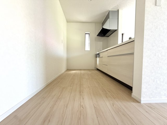 越谷市平方第５　新築戸建のキッチン|冷蔵庫やカップボードをすっきり配置できる、ゆとりのあるキッチンスペースです。