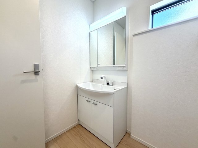 越谷市平方第５　新築戸建の独立洗面台|水はけの良いボウル形状でお手入れがラクラク。日々の掃除が手軽でいつでも綺麗を保てます。