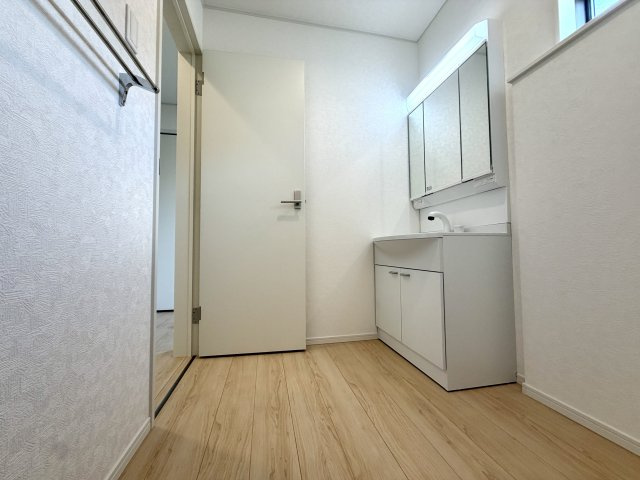 越谷市平方第５　新築戸建の脱衣所|家事動線が考慮された使いやすい脱衣所。脱衣から洗濯までの流れがスムーズです。