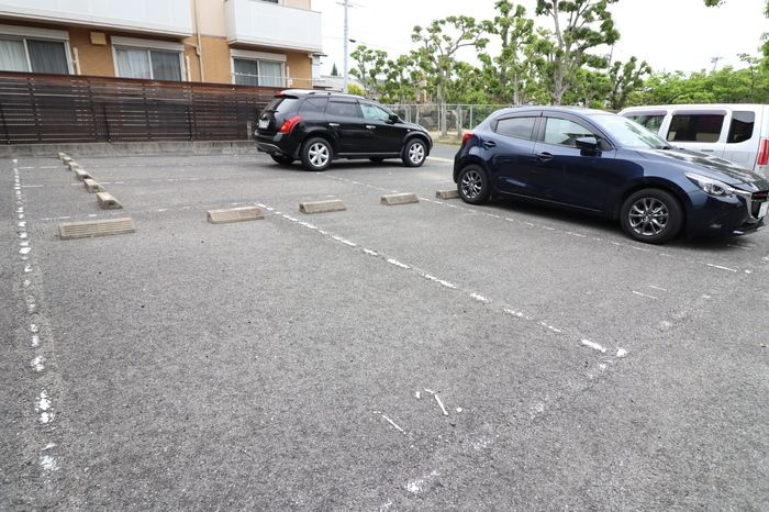 リビングタウン西崎　A棟の駐車場