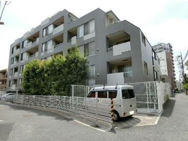【外観】 | イクシア中野弥生町 | 鉄筋コンクリート造のがっちりとした建物。