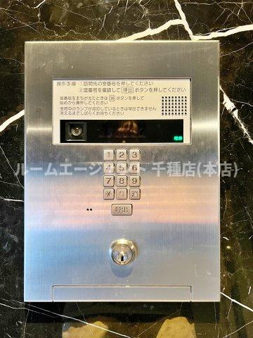 プレサンス鶴舞公園セラヴィのエントランス
