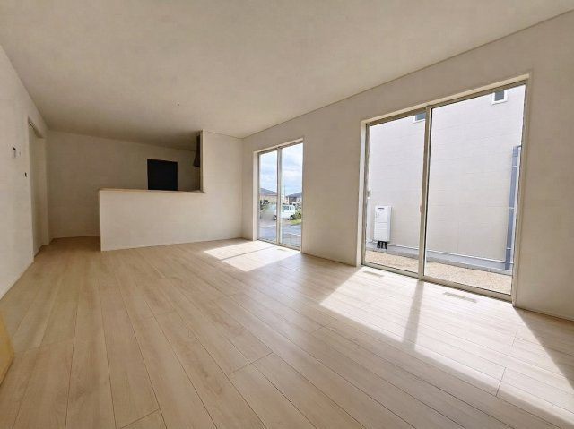 新築戸建・新築建売　西郷村小田倉第36　熊倉小・西郷第一中の居間・リビング|18帖のLDKは大きな窓から日差しが入り気持ちの良い家族団らんスペースです！