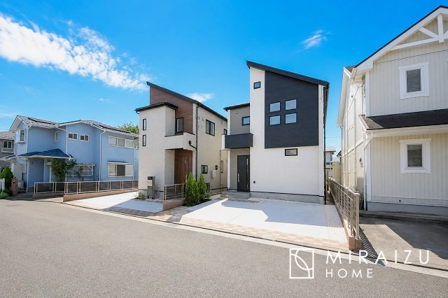 【外観】 | 青く澄み渡った綺麗な空と、陽の光をたっぷりと受ける、そんな新築住宅で新生活をスタートしてみませんか？見学・ご相談等、ミライズホーム(株)までお気軽にご連絡下さい。