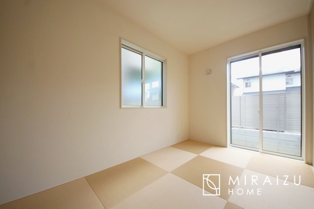 【和室】 | 青く澄み渡った綺麗な空と、陽の光をたっぷりと受ける、そんな新築住宅で新生活をスタートしてみませんか？見学・ご相談等、ミライズホーム(株)までお気軽にご連絡下さい♪