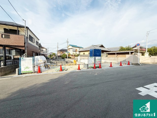 富田林市加太　第1期　新築一戸建ての前面道路含む現地写真|周辺は落ち着いた街並みの住宅地！子育てがしやすい住環境です！まだ未完成ですが、現地でしかわからない事もございます。是非一度ご覧ください。