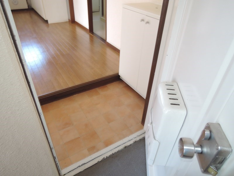 菅マンションの玄関