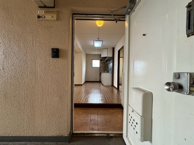 菅マンションの玄関