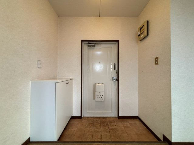 菅マンションの玄関