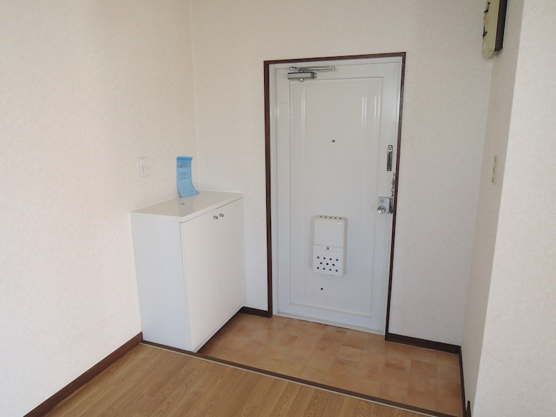 菅マンションの玄関