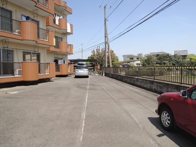 菅マンションの駐車場