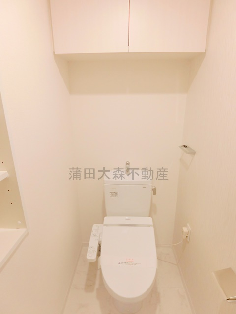 グリーンテラス久が原のトイレ|棚と温水洗浄便座付きのトイレ