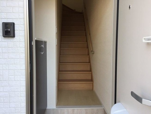 狛江市東和泉１丁目のアパートの玄関