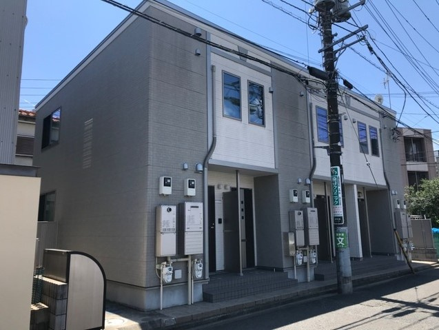 狛江市東和泉１丁目のアパートのエントランス