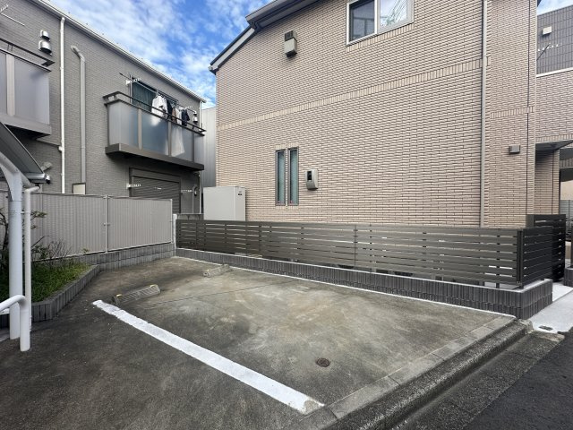 狛江市東和泉１丁目のアパートの駐車場