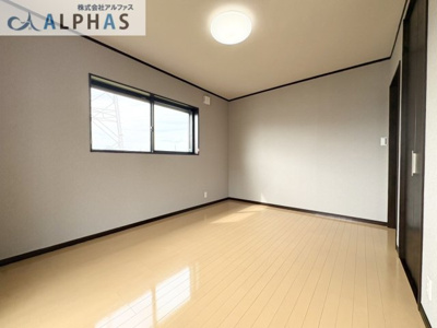 【洋室】 | 加古川市東神吉町西井ノ口　中古戸建 | ■出窓のため、お部屋が広く感じられ開放的です♪