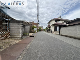 【前面道路含む現地写真】 | 加古川市東神吉町西井ノ口　中古戸建 | ■車の通りも少ない閑静な住宅地です♪
■前面道路南東側の幅員約5ｍ♪