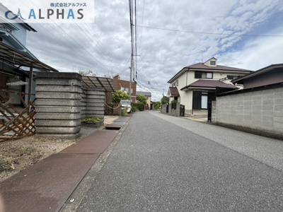 【前面道路含む現地写真】 | 加古川市東神吉町西井ノ口　中古戸建 | ■車の通りも少ない閑静な住宅地です♪
■前面道路南東側の幅員約5ｍ♪