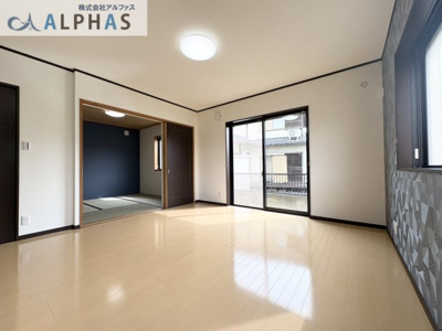 【居間・リビング】 | 加古川市東神吉町西井ノ口　中古戸建 | ■LDK約14帖で、和室に繋がっていて使いやすく明るいリビングです♪