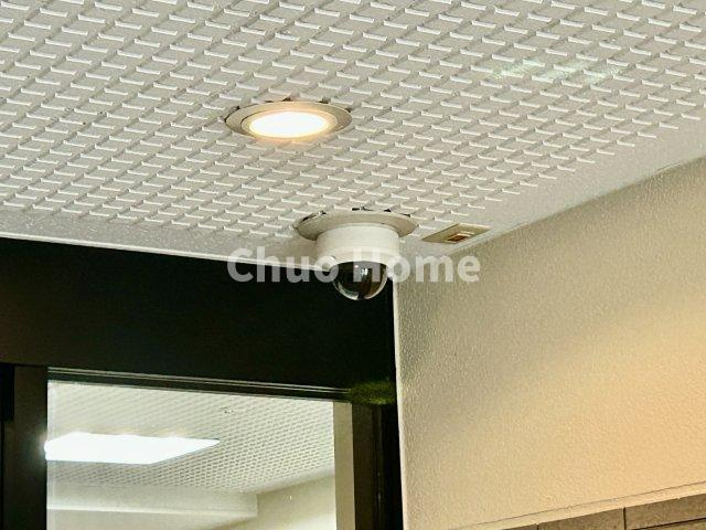 ライオンズマンション葛飾鎌倉の防犯設備|【防犯カメラ】何かあった時の大事な証拠になることももちろんなりますが、防犯というくらいですので大事なのは防犯カメラがあることによって抑止力につながることですよね。