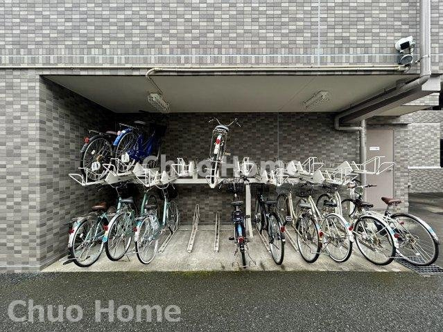 ライオンズマンション葛飾鎌倉の駐輪場|【自転車置き場】最新の空き状況や費用などの詳細は担当スタッフまでお問い合わせください。