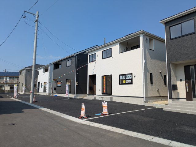 【小名浜第10／全5棟・4号棟】　休日はずっといたくなる家♪♪の駐車場|◆カースペースの写真です◆
陽当りの良い駐車場は週末の洗車も快適です♪お車の他にも、自転車をとめられそうなスペースもございます。
