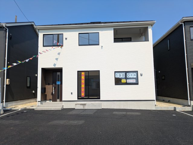【小名浜第10／全5棟・4号棟】　休日はずっといたくなる家♪♪の前面道路含む現地写真|外壁仕上げ材は窯業系サイディング。裏面に付着した汚れが、雨水によって流れ落ちやすい「防汚機能付きサイディング」を採用。外壁の美しさが長持ちします♪