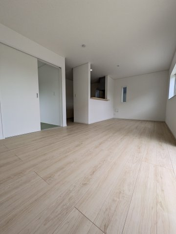 7/2価格変更　いわき市泉滝尻　限定2棟！ ご案内も即日ご対応可能☆の居間・リビング|■リビングの写真です■□■　家族団らんの時間が増えそうなリビングですね。