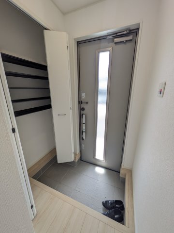 NEW【いわき市小名浜岡小名第4　全2棟／2号棟】　■選べる最新家電！特別キャンペーン♪の玄関|□■玄関の写真です■□■　
シューズボックスは収納力たっぷりで、整理整頓も楽ちんですね。