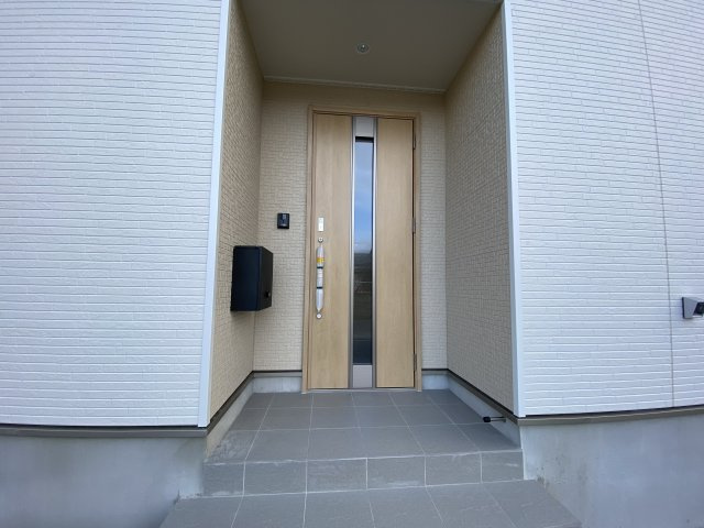 【いわき市郷ヶ丘第8／全2棟2号棟】　共働きの家族に住みやすい環境♪の玄関|同施工　■□■玄関の写真です■□■　
お洒落な玄関はお客様からも喜んでいただけそうですね！！