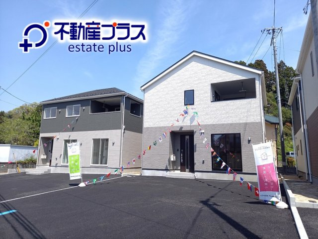 【いわき市小名浜大原第10／全3棟1号棟】　共働きの家族に住みやすい環境♪の前面道路含む現地写真|同施工　外壁仕上げ材は窯業系サイディング。裏面に付着した汚れが、雨水によって流れ落ちやすい「防汚機能付きサイディング」を採用。外壁の美しさが長持ちします♪