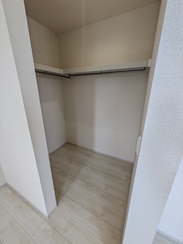 【いわき市錦町江栗1丁目／全5棟／2号棟】　〇開放感のある20帖LDK♪ の収納|◆ウォークインクローゼットの写真です◆　季節を問わずにたっぷり収納ができます。冬物の収納にも困りません。お子様のお片付けも上手にできそうです。