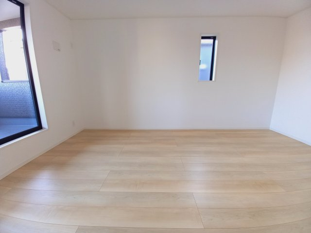 【いわき市内郷高坂町1丁目第10／2号棟】　3台駐車OK☆開放感のある間取りの3LDK物件！の洋室|同施工□■居室の写真です■□■　
木の温もりがナチュラルでくつろげる空間ですね。
