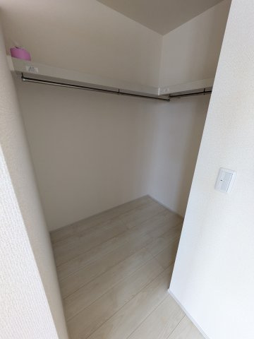 【いわき市錦町江栗1丁目／全5棟／3号棟】　◆必ずもらえる選べるキャンペーン実施中！！の収納|◆ウォークインクローゼットの写真です◆　季節を問わずにたっぷり収納ができます。冬物の収納にも困りません。お子様のお片付けも上手にできそうです。