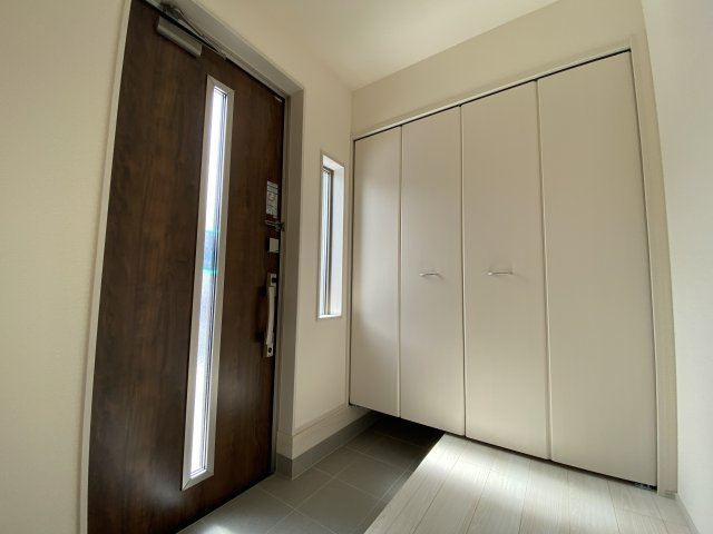 【常磐上湯長谷町第4】　デザイナーズ新築建売住宅　1号棟　新生活応援キャンペーン実施中！の玄関|同施工　大きなスペースがあり、収納には困りません