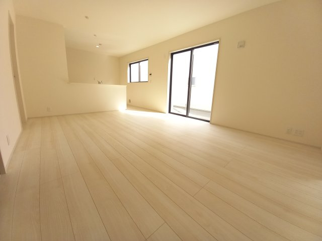 【いわき市錦町江栗1丁目／5号棟】☆キッチンパントリー☆インナーバルコニー♪☆ストレージルーム♪の居間・リビング|同施工◆リビング写真です◆木の温もりがやさしいフローリングは安らぎをもたらすプライベート空間♪大きな窓のあるリビングは、陽光あふれる明るく居心地も良くご家族皆がゆったり寛げる憩いの空間となりそうです
