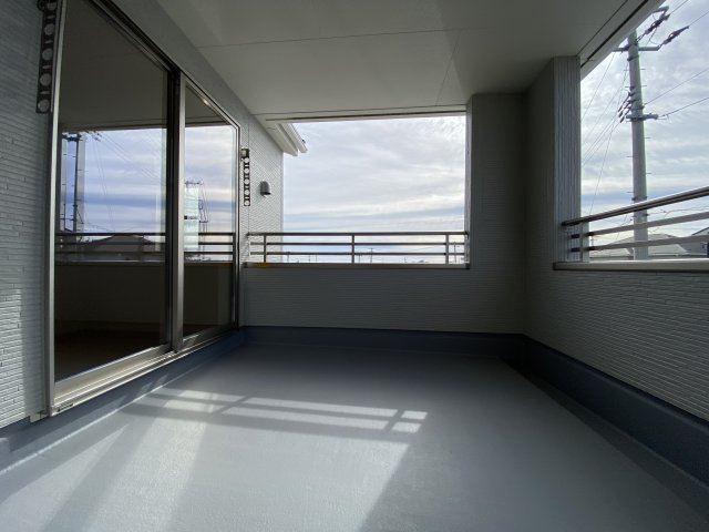 【いわき市泉滝尻2丁目1期　2号棟】　新築戸建　　泉駅まで徒歩16分☆のバルコニー|同施工◆バルコニーの写真です◆　お布団なども充分に干せる広さがございます。　共働きのご家族でも天気を気にせず洗濯物を干せます。

