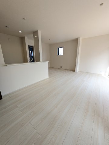 【勿来町窪田町通1丁目第1／1号棟】 新築一戸建て　ファミリークローク付き♪♪の居間・リビング|同施工◆リビングの写真です◆　広々としたLDKに、自分好みのインテリアでレイアウト。季節ごとに模様替えなども、楽しみの一つとなりそうです♪