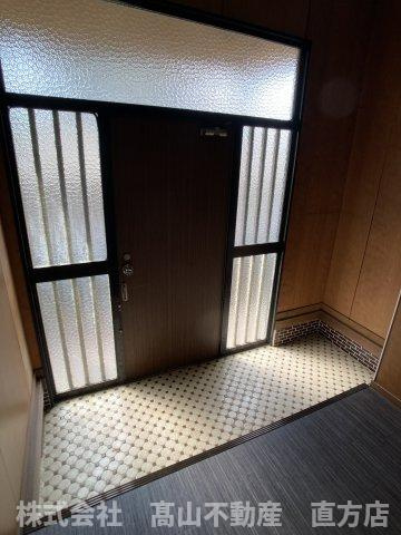 直方市大字頓野の一戸建ての玄関