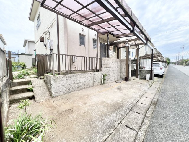 千代田4丁目テラスハウスの駐車場|車をお持ちの方に嬉しい駐車場付きの物件です