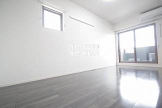 【寝室】 | K’s Place II | 広くて明るい居室