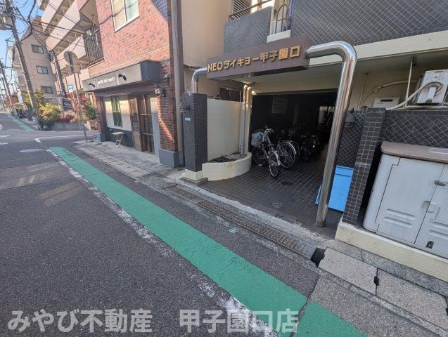 NEOダイキョー甲子園口のエントランス