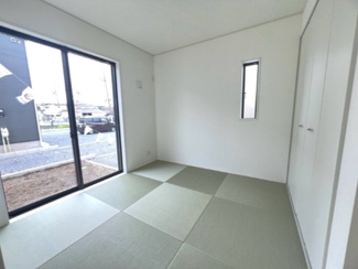 【和室】 | 土浦市生田町第4　新築戸建　4号棟 | 人気の和室付きで落ち着いた住空間を実現できます。くつろぎのスペースとしてはもちろん、多目的に使える便利な一室となっております。