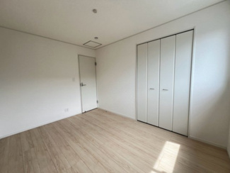 【子供部屋】 | 土浦市生田町第4　新築戸建　4号棟 | 収納スペースを備え、おもちゃや学用品もすっきり整理できます。