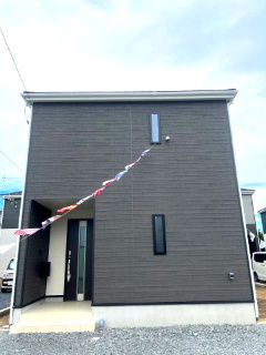 【外観】 | 土浦市生田町第4　新築戸建　4号棟 | 現地外観写真。落ち着いた街並みに調和した外観で第一印象も良好です。周辺は静かな住環境となっており、日当たりや通風も良好で快適にお住まいいただけます。