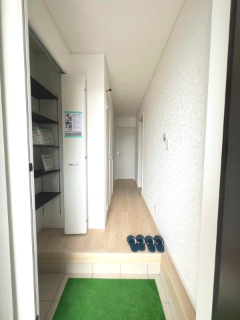 【玄関】 | 土浦市生田町第4　新築戸建　4号棟 | 広々とした玄関にはシューズボックスを設置しており、来客時もすっきりとした印象を与えます。収納力もあり使い勝手の良い空間です。